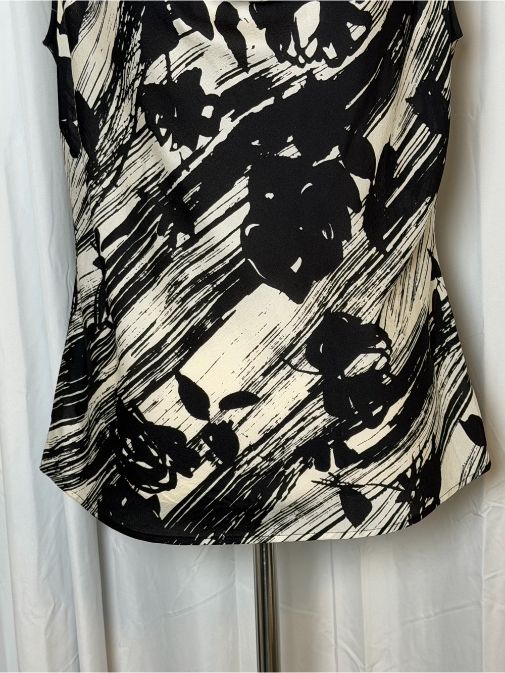 St John Silk Cowl Neck Shell Top Medium Black Cream Abstract Floral Sleeveless - Picture 5 of 11
